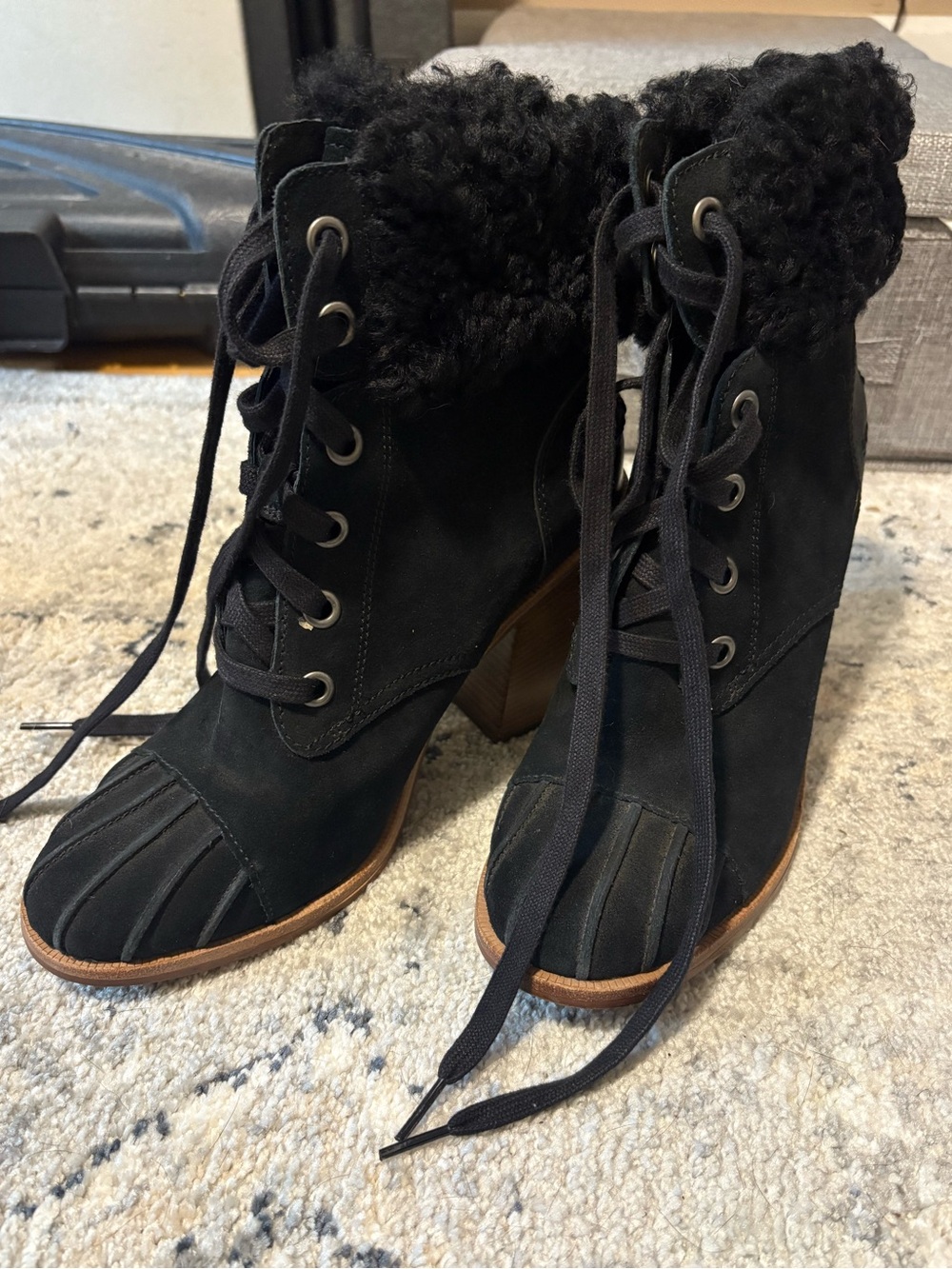 Black Ugg fur lace-Up Ankle Boots